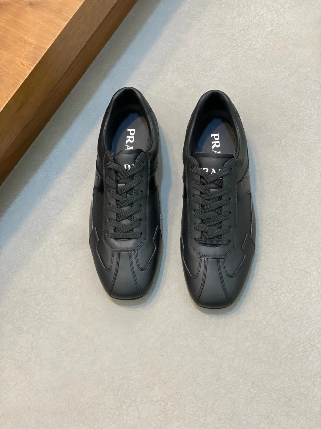 Men's Men's Shoes 💰800 Prada/Prada Men's Leather Casual Sports Shoes, a hot product made in Guangzhou! Made of imported calfskin splicing upper, three-dimensional geometric segmentation, precision manufacturing, uniform stitching, leather texture at a glance, multi-color splicing, fashionable and generous, soft, comfortable and breathable, decorated with PRADA letter logo on the outside, classic letter logo on the tongue, fabric strap on the heel, P family's classic sports shoe type, with fabric lining, silver logo cowhide foot pads, and P family's exclusive rubber outsole. The details are carefully crafted, making it a versatile item for travel! Comes with original box and dust bag! Multiple colors available! Size: 39-40-41-42-43-44 standard leather shoe size (38, 45 customized ¥)